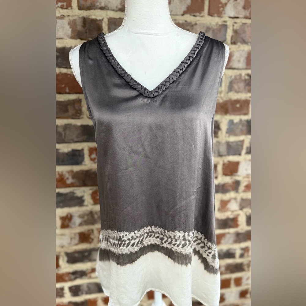 🦋 Anvi Gray and White Sleeveless Top